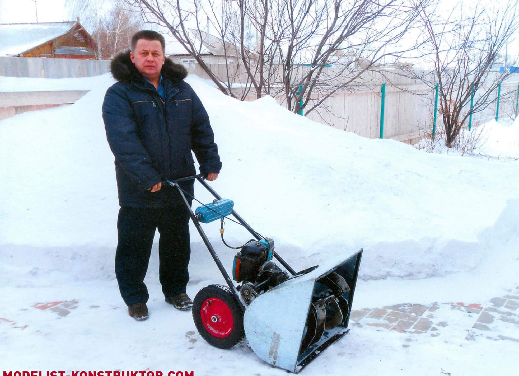 Снегоуборщик из бензопилы.